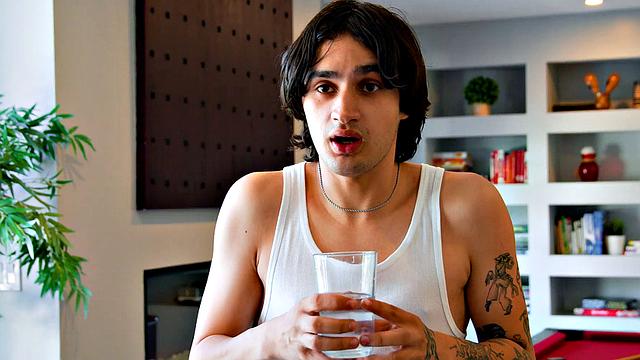 Скучающая Алексис Мэлоун моет полы голышом, а сосед Кэш не сводит глаз