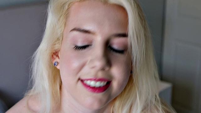 блондинка сама рулит и заглатывает как чемпион