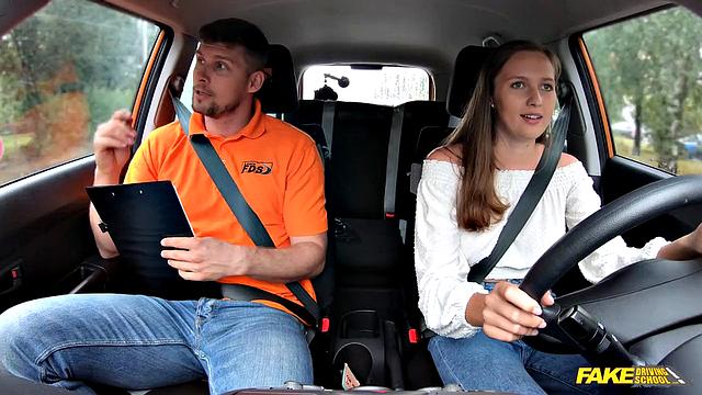 Смотри, как я гордо показываю свою шикарную грудь тебе в камеру.