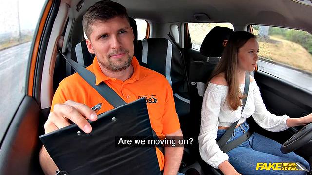 Смотри, как я гордо показываю свою шикарную грудь тебе в камеру.