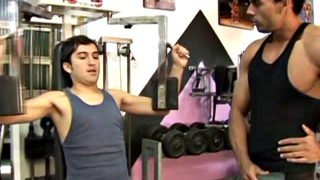 тренер в зале получает мощный минет от парня