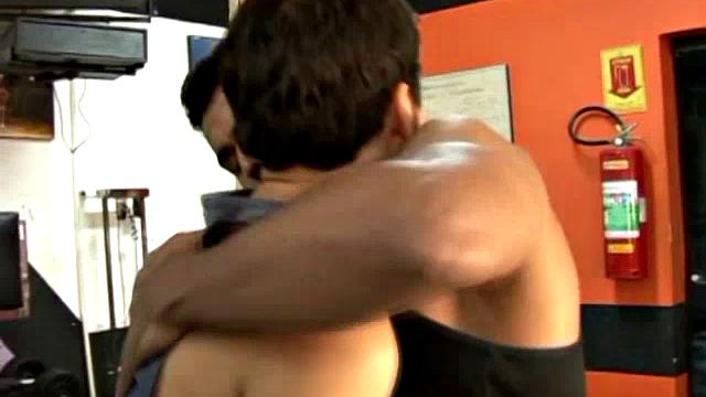 тренер в зале получает мощный минет от парня