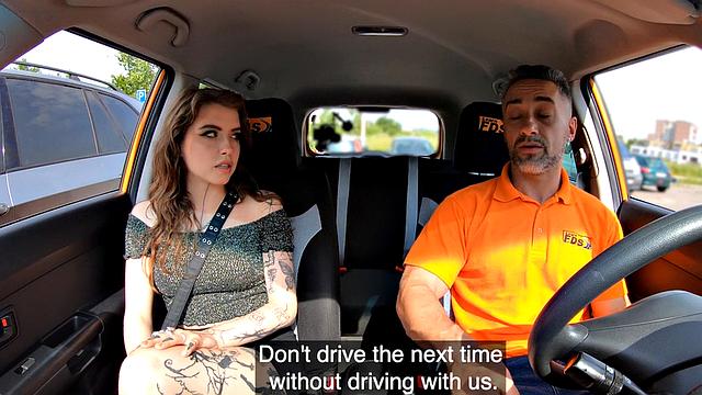 похотливая сучка получает жёстко в мокрую киску на улице