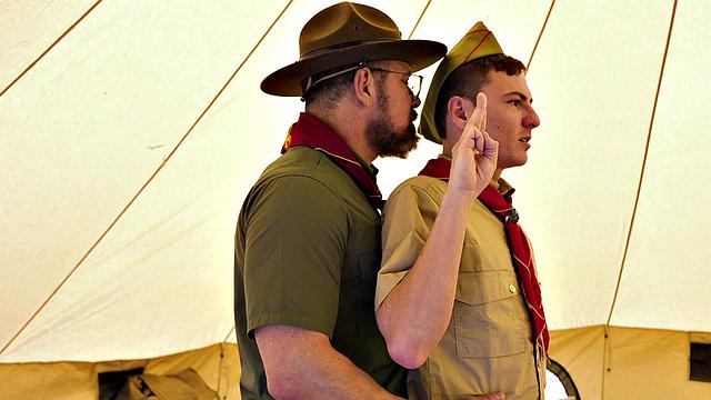 волосатого парня трахают в позе догги на улице, зрелый кончает на него