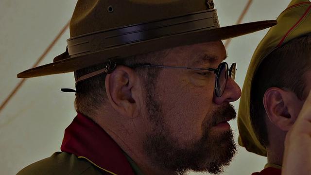 волосатого парня трахают в позе догги на улице, зрелый кончает на него
