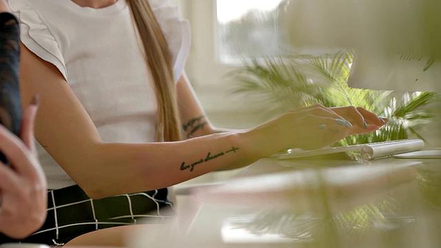 21 SEXTURY - Hot Ladies Sata Jones and Tiffany Tatum Need Ass Love At The Office