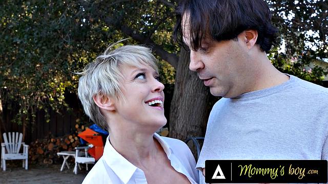 милф ди уильямс скачет на члене незнакомца за поездку домой