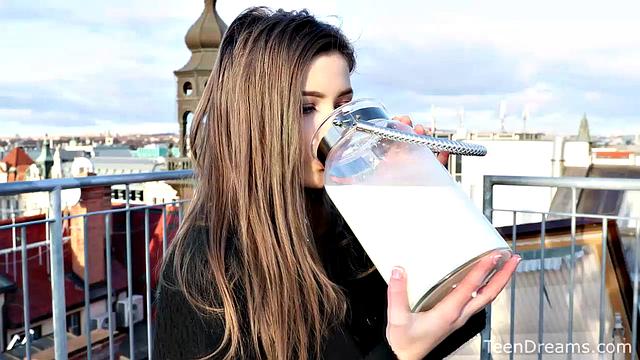 Mila Azul стягивает джинсы и демонстрирует гладкую киску