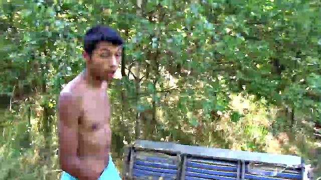 Грегори Ранов дрочит на природе и шутит про погоду, пока стоит с твердым членом под кустом.