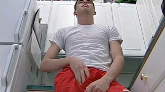 Кэмерон Келли дрочит сам себе шоу - порно можно и не смотреть