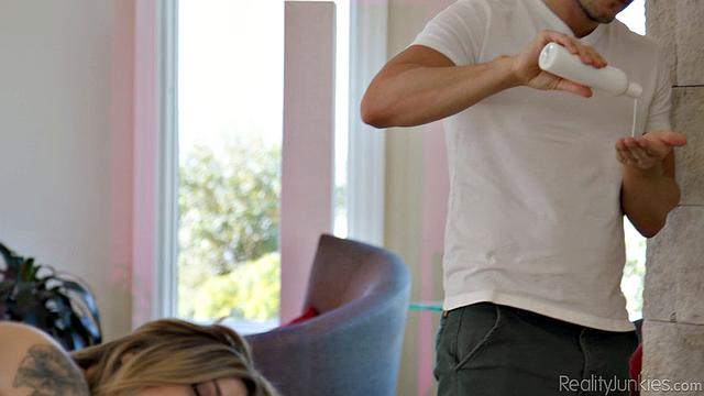 Рори Нокс соблазняет Кодея в массажном салоне и кончает на его члене в миссионерке и на боку, страстный минет и поцелуи перед изменой партнеру.