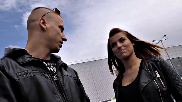 смотри, как victoria daniels трахается с богатым незнакомцем за деньги на улице