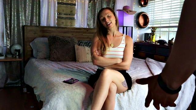 дерзкая сводная сестра дрочит и сосёт при девчонках