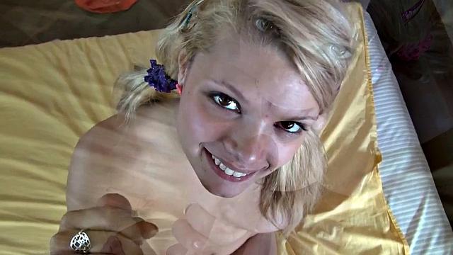 Литл Тейлор жадно сосёт и палит свою тугую киску в жёстком pov