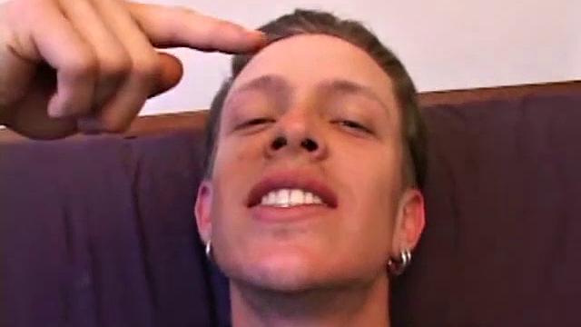 шейн дрочит с чужой рукой и мощно кончает