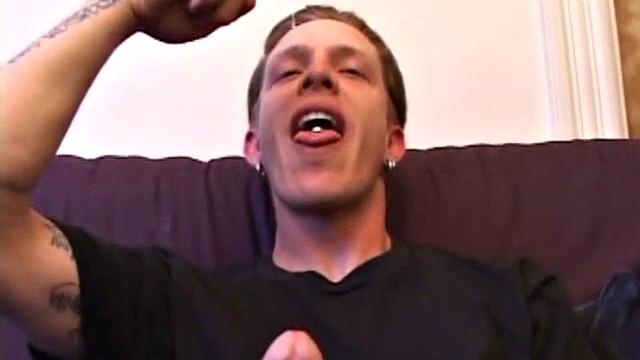 шейн дрочит с чужой рукой и мощно кончает