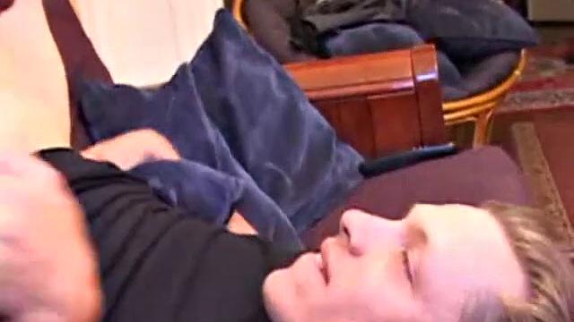 шейн дрочит с чужой рукой и мощно кончает