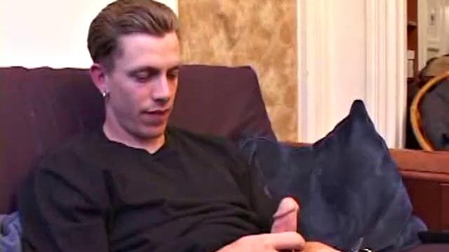 шейн дрочит с чужой рукой и мощно кончает