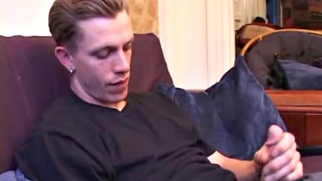 шейн дрочит с чужой рукой и мощно кончает