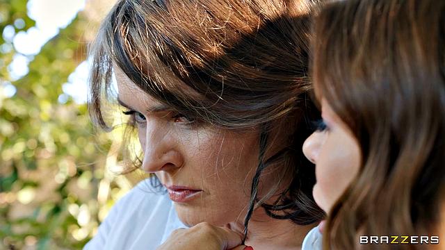 Алексис Фокс отправляет Рики Джонсона трахать соседку Крисси Линн, чтобы помочь ей забыть о проблемах в браке.