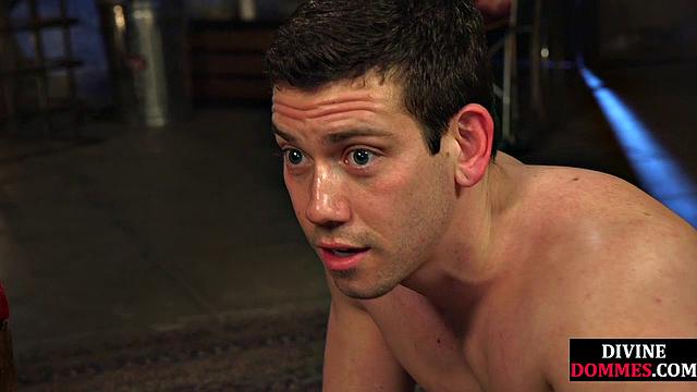 Госпожа из подземелья дрючит подчинённого флейшлайтом и ржет над ним как дьяволка.