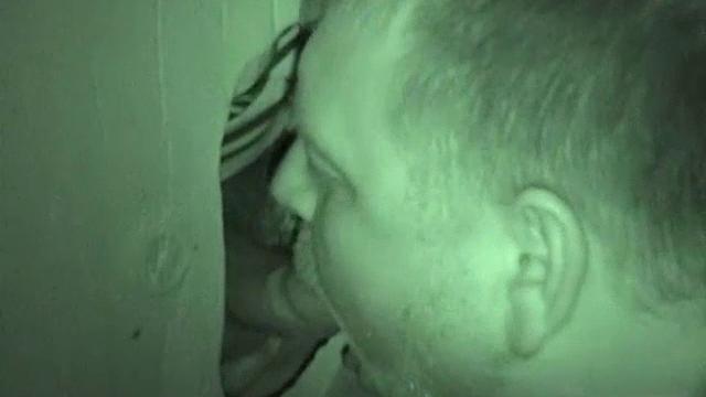 парень получает минет через дырку в стене