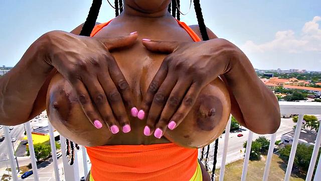 Bigbooty amateur babe throating cock before doggystyle