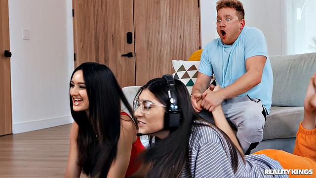 Соседка-геймерша ловко изменяет подруге и трахается с её парнем на глазах у всех.