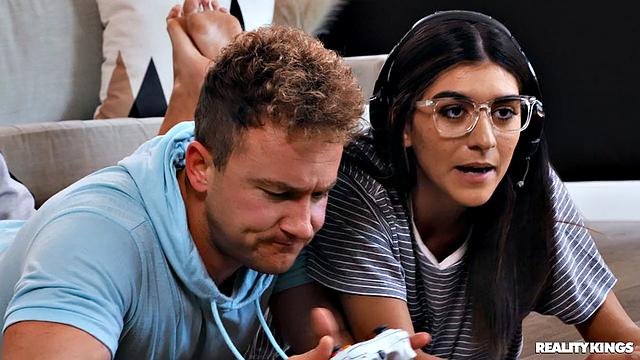 Соседка-геймерша ловко изменяет подруге и трахается с её парнем на глазах у всех.