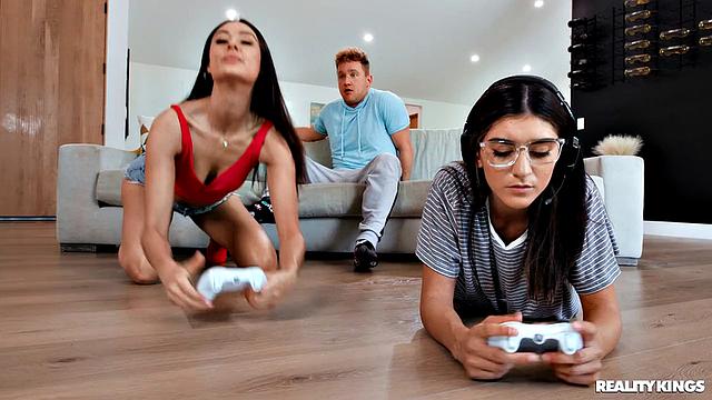 Соседка-геймерша ловко изменяет подруге и трахается с её парнем на глазах у всех.