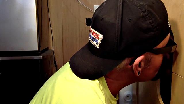 Зрелый папочка высасывает член своего парня через дырку в стене