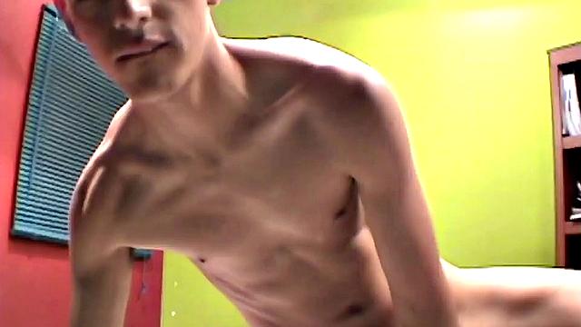 Рамиро снимает гладкого Фабио и ласкает его огромный необрезанный член