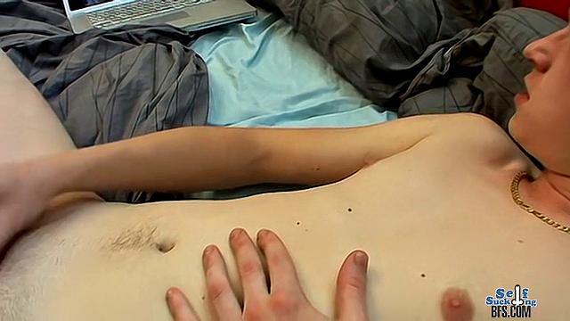 Твинк кончает на гладкое тело Патрика