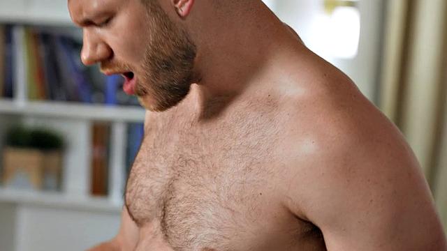 строгий натурал теряет голову с озорным гей-партнёром