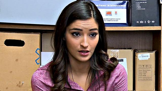 стройная брюнетка трахается на складе магазина