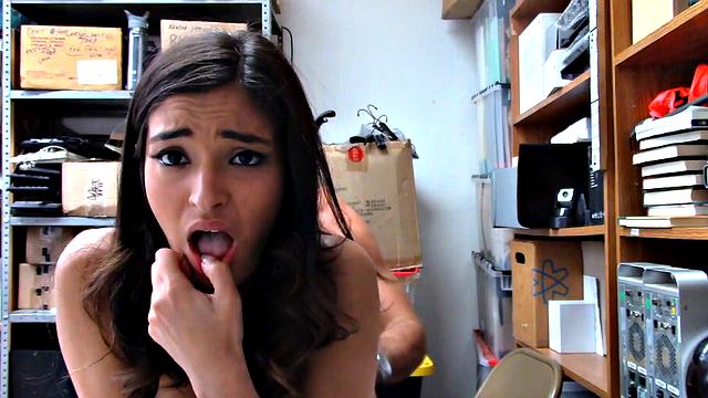 стройная брюнетка трахается на складе магазина