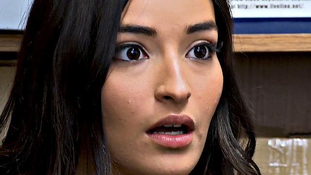 стройная брюнетка трахается на складе магазина