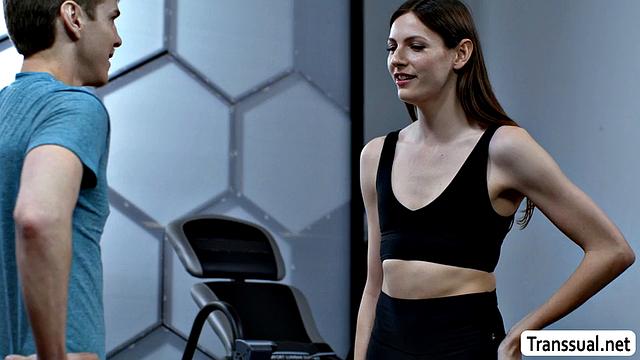 Транссексуалка Amanda Riley жарко трахается с Sage Roux в спортзале анально и в поту.