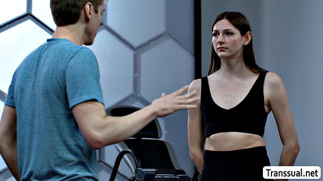 Транссексуалка Amanda Riley жарко трахается с Sage Roux в спортзале анально и в поту.