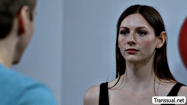 Транссексуалка Amanda Riley жарко трахается с Sage Roux в спортзале анально и в поту.