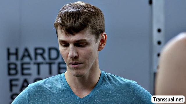 Транссексуалка Amanda Riley жарко трахается с Sage Roux в спортзале анально и в поту.