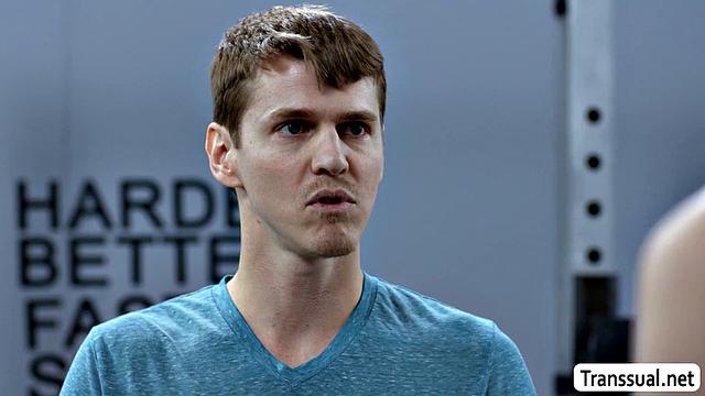 Транссексуалка Amanda Riley жарко трахается с Sage Roux в спортзале анально и в поту.