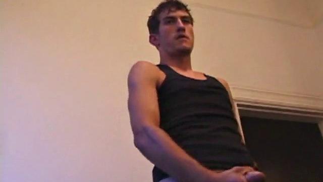 Риз не может сдержаться и дрочит свой толстый член на камеру