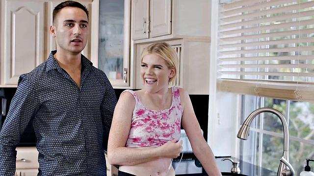 две сестры-близняшки трахаются с одним парнем на диване