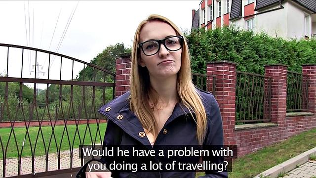 блондинка с татухой хвастается грудью и сосёт за наличку в машине