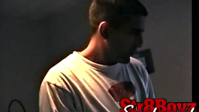 Зак дрочит толстый член и мощно кончает