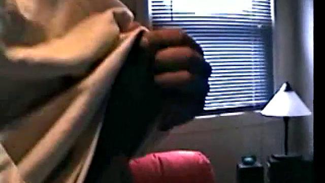 Зак дрочит толстый член и мощно кончает