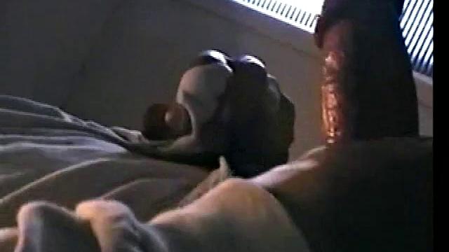 Зак дрочит толстый член и мощно кончает