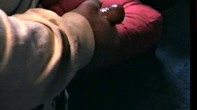 Зак дрочит толстый член и мощно кончает