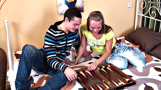 жаркая красотка взлетает на стояк и трахает его жёстко